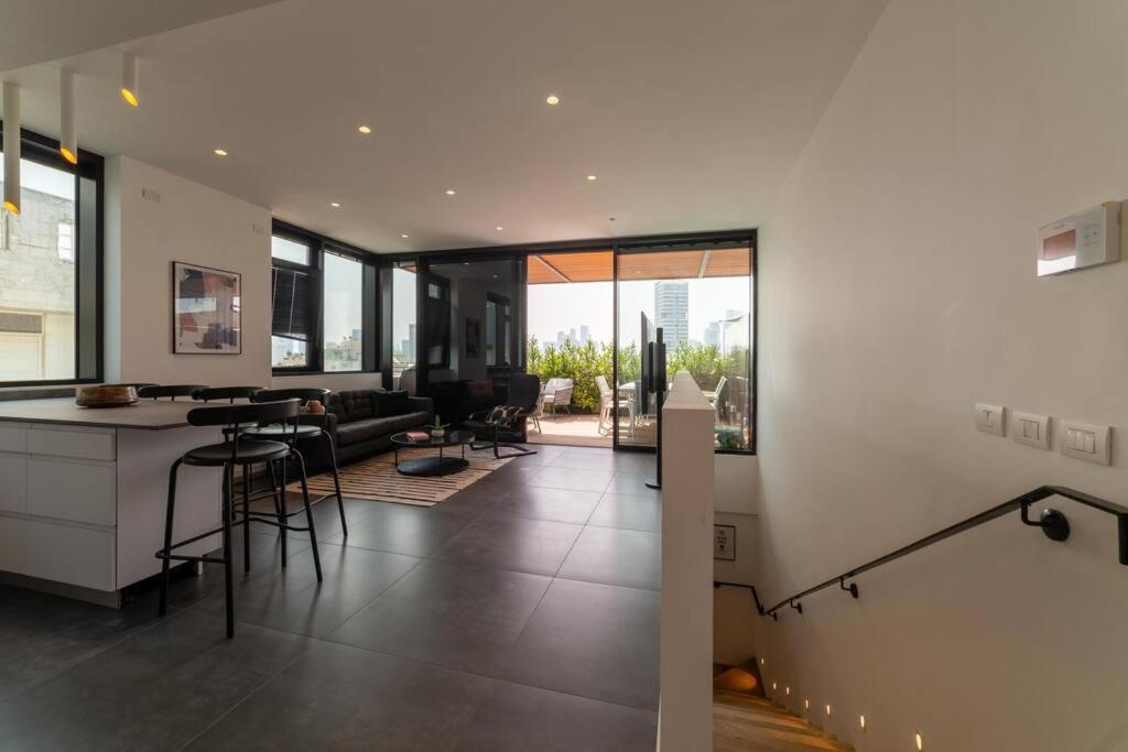 Amazing Penthouse On Gordon Beach 8 Guests 텔아비브 외부 사진