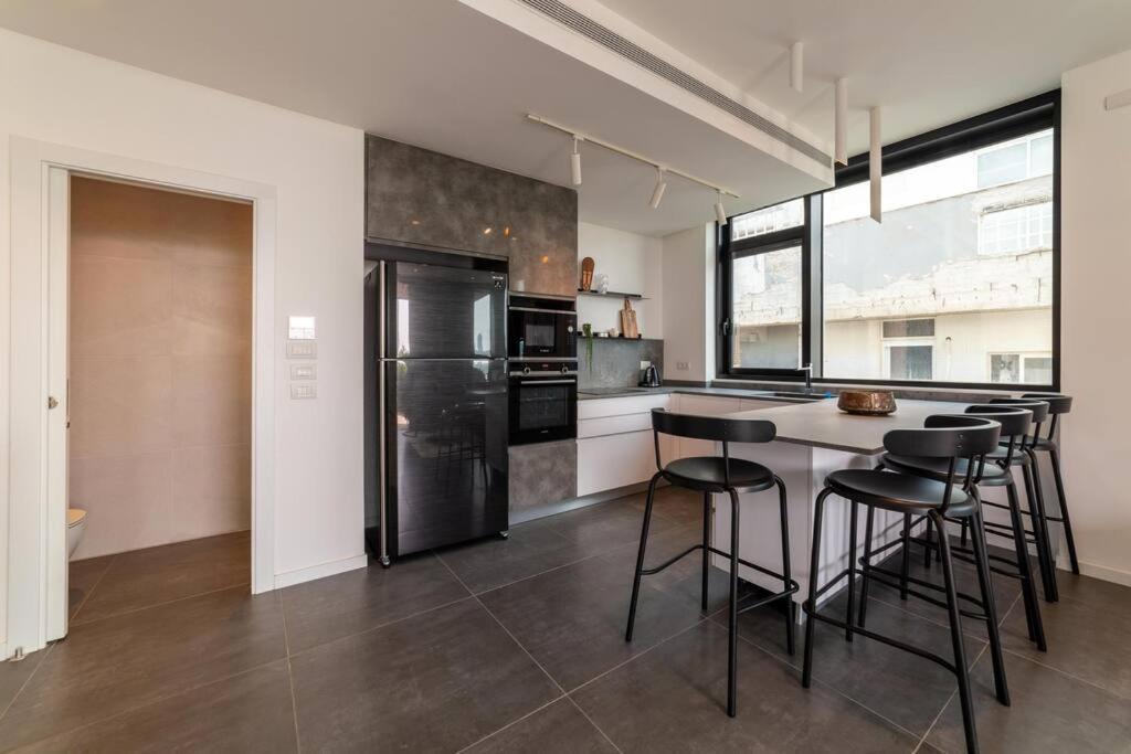 Amazing Penthouse On Gordon Beach 8 Guests 텔아비브 외부 사진