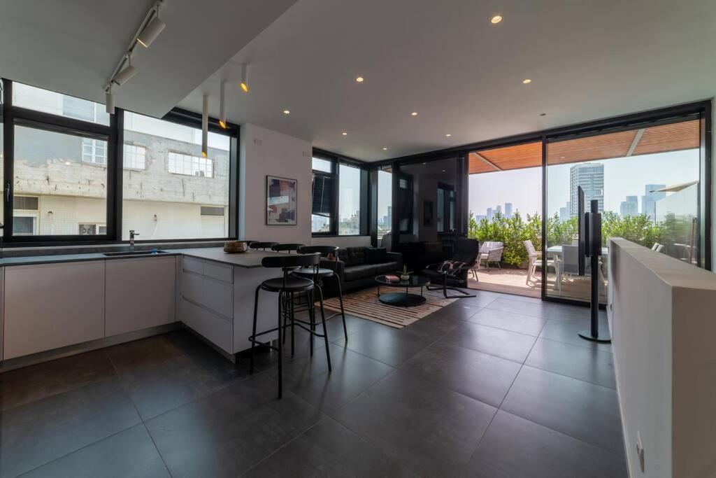 Amazing Penthouse On Gordon Beach 8 Guests 텔아비브 외부 사진