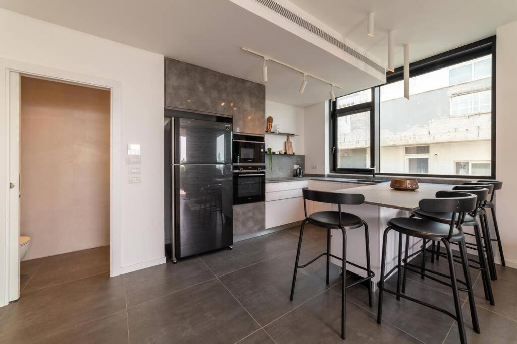 Amazing Penthouse On Gordon Beach 8 Guests 텔아비브 외부 사진